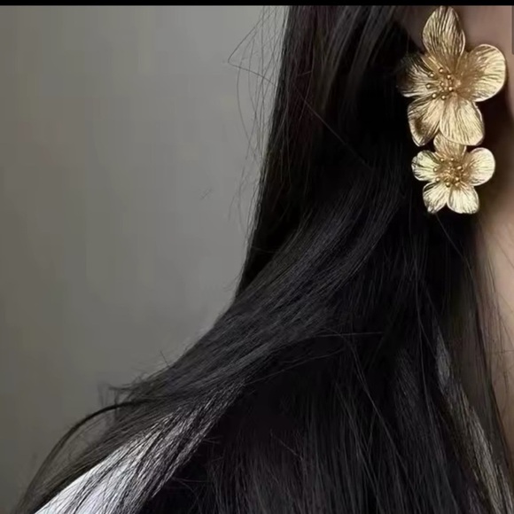 Gold Floral | elegant earrings | jewellery - Picture 2 of 8